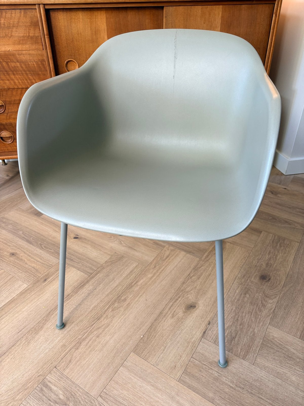 Muuto fiber chair, dusty green. Beschadigd., Kunststof, Gebruikt, Ophalen of Verzenden, Muuto