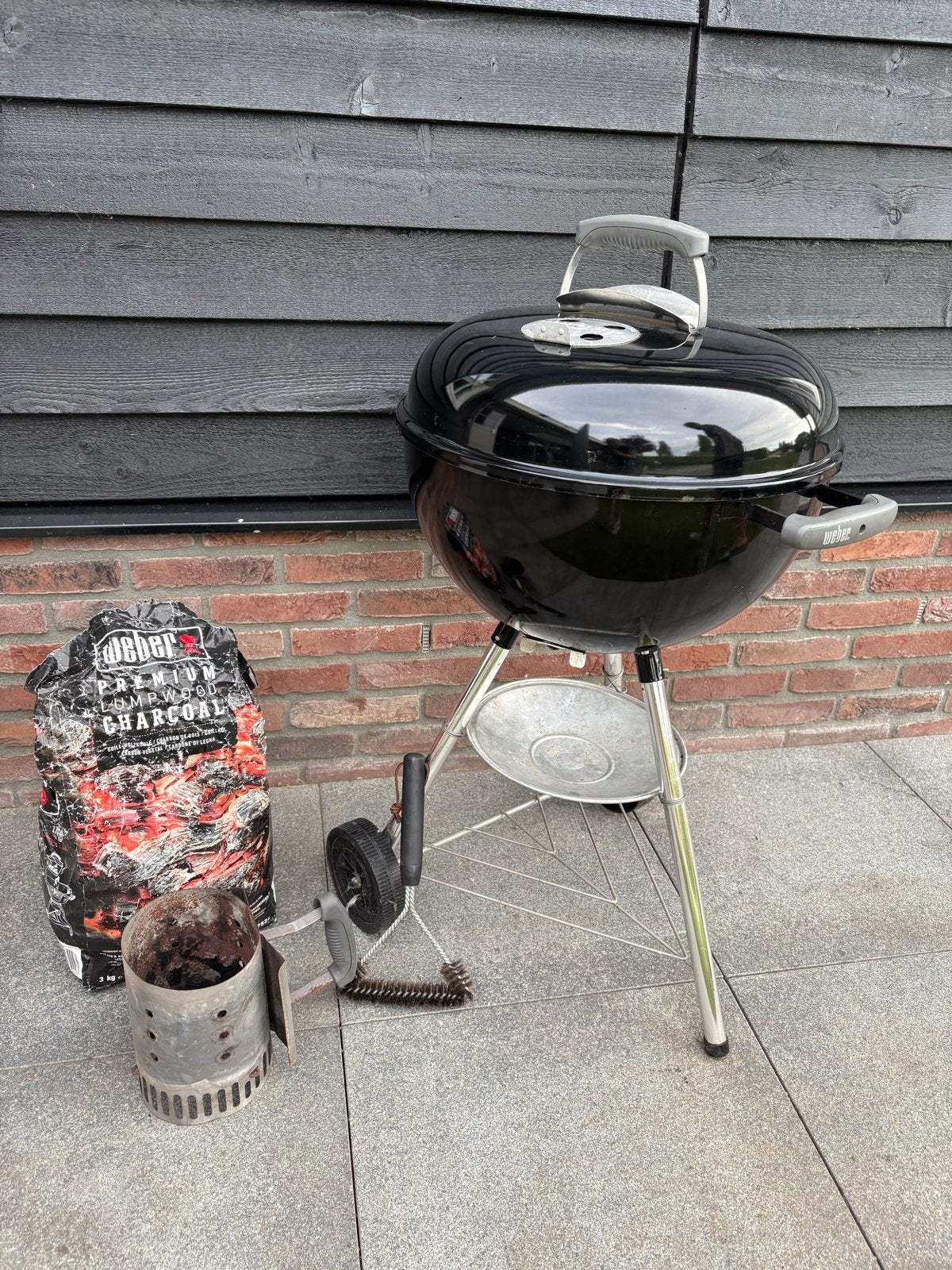 Weber houtskool BBQ met borstel, brikettenstarter en kolen, Ophalen, Gebruikt