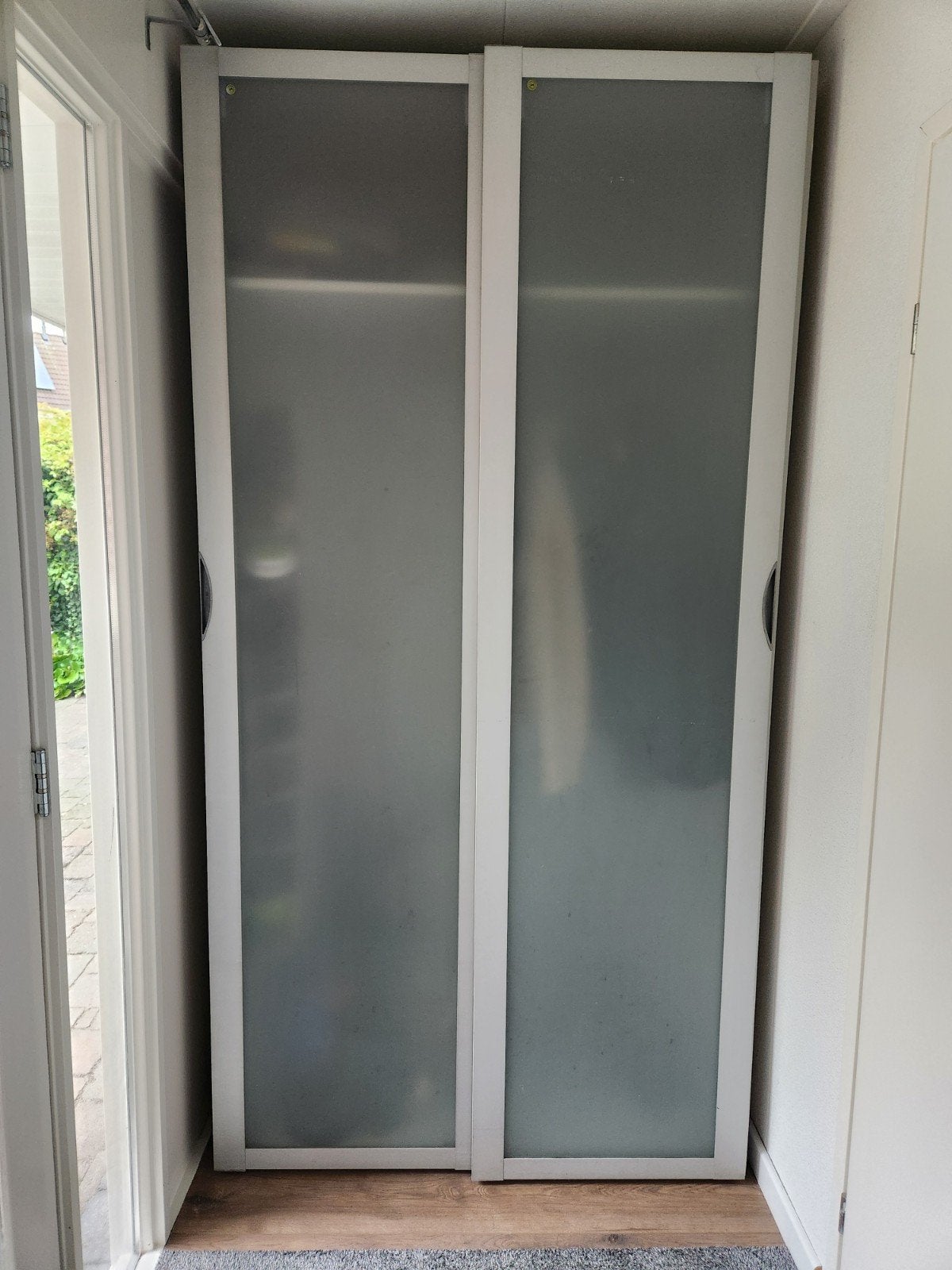 Ikea Nordnes, Witte kledingkast met schuifdeuren en matglas, Ophalen, Gebruikt, 100 tot 150 cm, 200 cm of meer