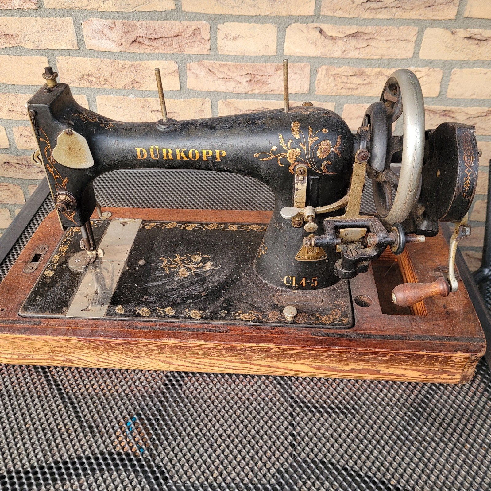 handmatige antieke naaimachine, Ophalen