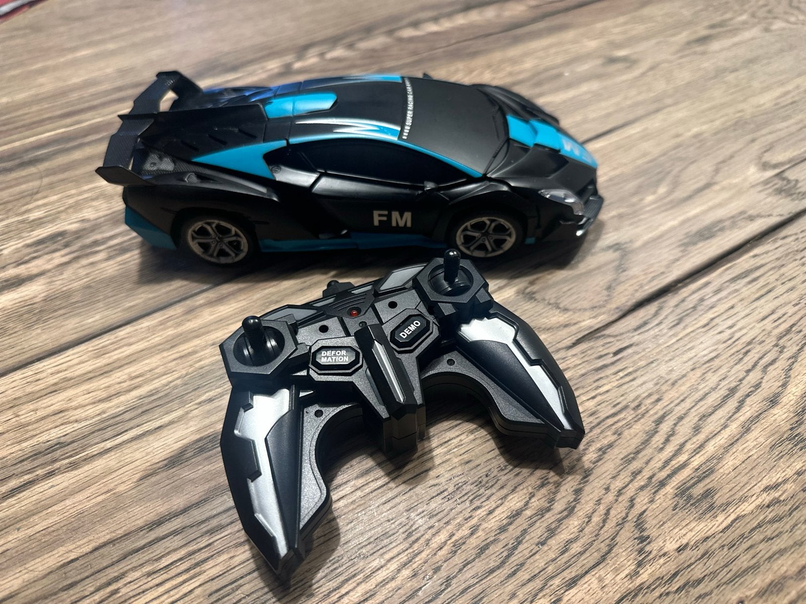 Transformeerbare RC Auto Robot met Afstandsbediening, Ophalen of Verzenden, Zo goed als nieuw, Afstandsbediening