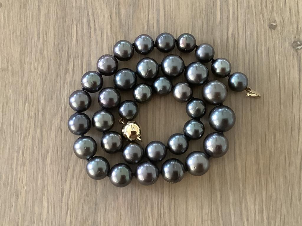 Zwarte parel ketting met gouden slot ., Ophalen of Verzenden, Zo goed als nieuw, Zwart, Goud