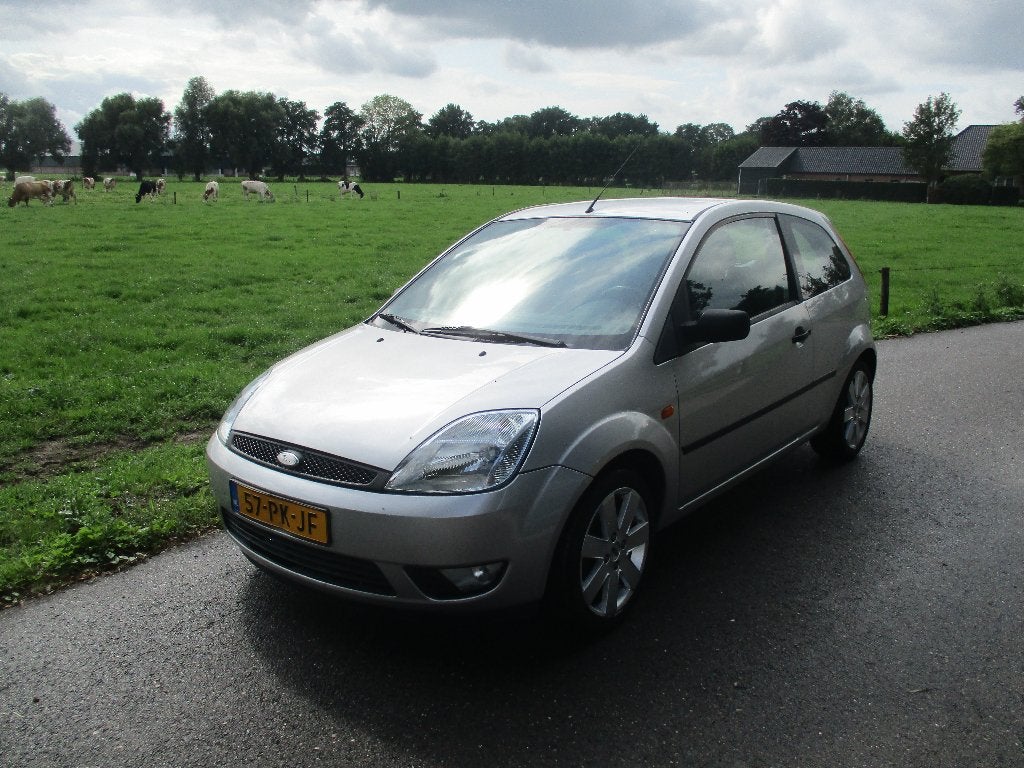 Ford Fiësta 1.4 16V 3DR AUT 2004 Grijs, Auto's, Stof, 40 €/maand, 4 cilinders, Origineel Nederlands