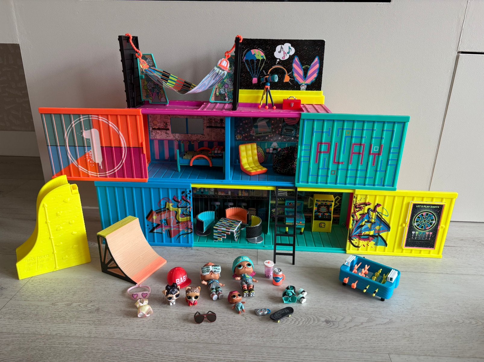 L.O.L clubhouse incl poppetjes en extra’s, Kinderen en Baby's, Speelgoed | Poppenhuizen, Ophalen, Zo goed als nieuw, Poppenhuis