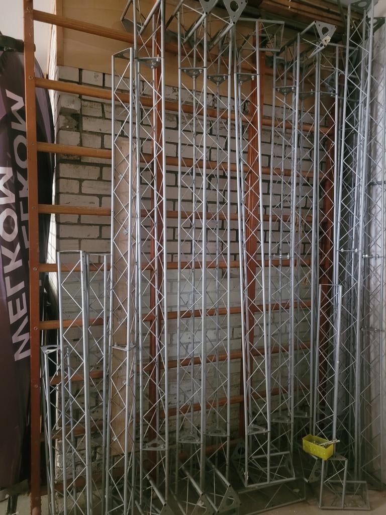Diverse standbouw frames en truss systemen, Ophalen