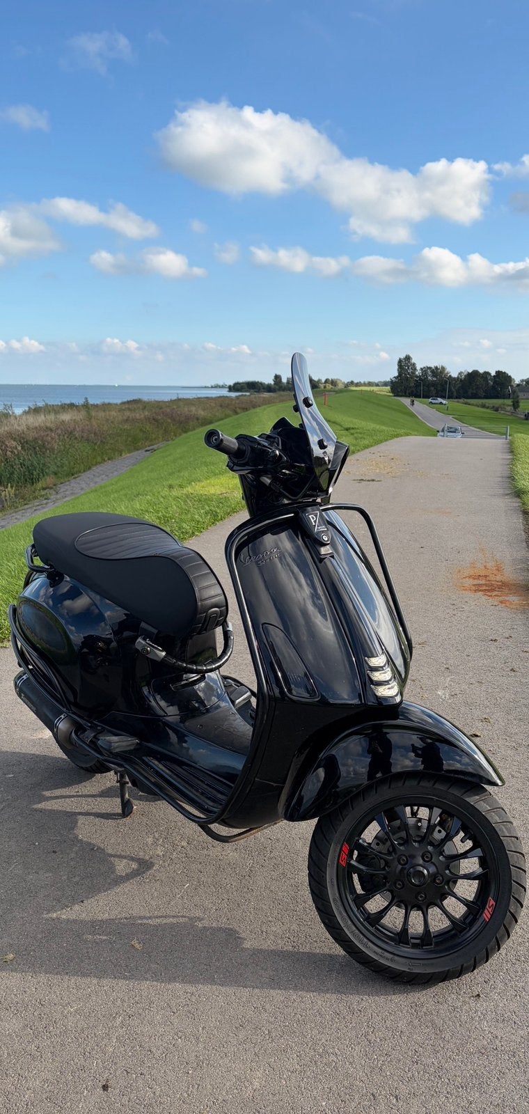 Zwarte Vespa Sprint 2017 met Akrapovic uitlaat en Multivar, Fietsen en Brommers, Ophalen, Gebruikt, Maximaal 45 km/u, Vespa S