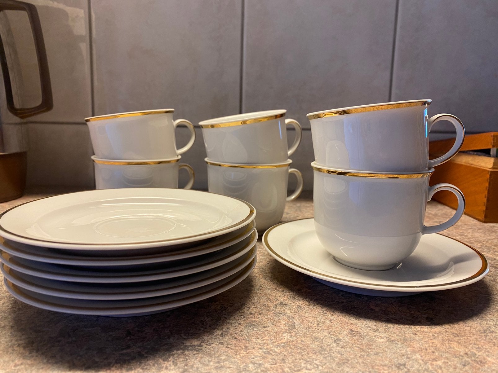 DE servies 6 kopjes en schotels, Ophalen