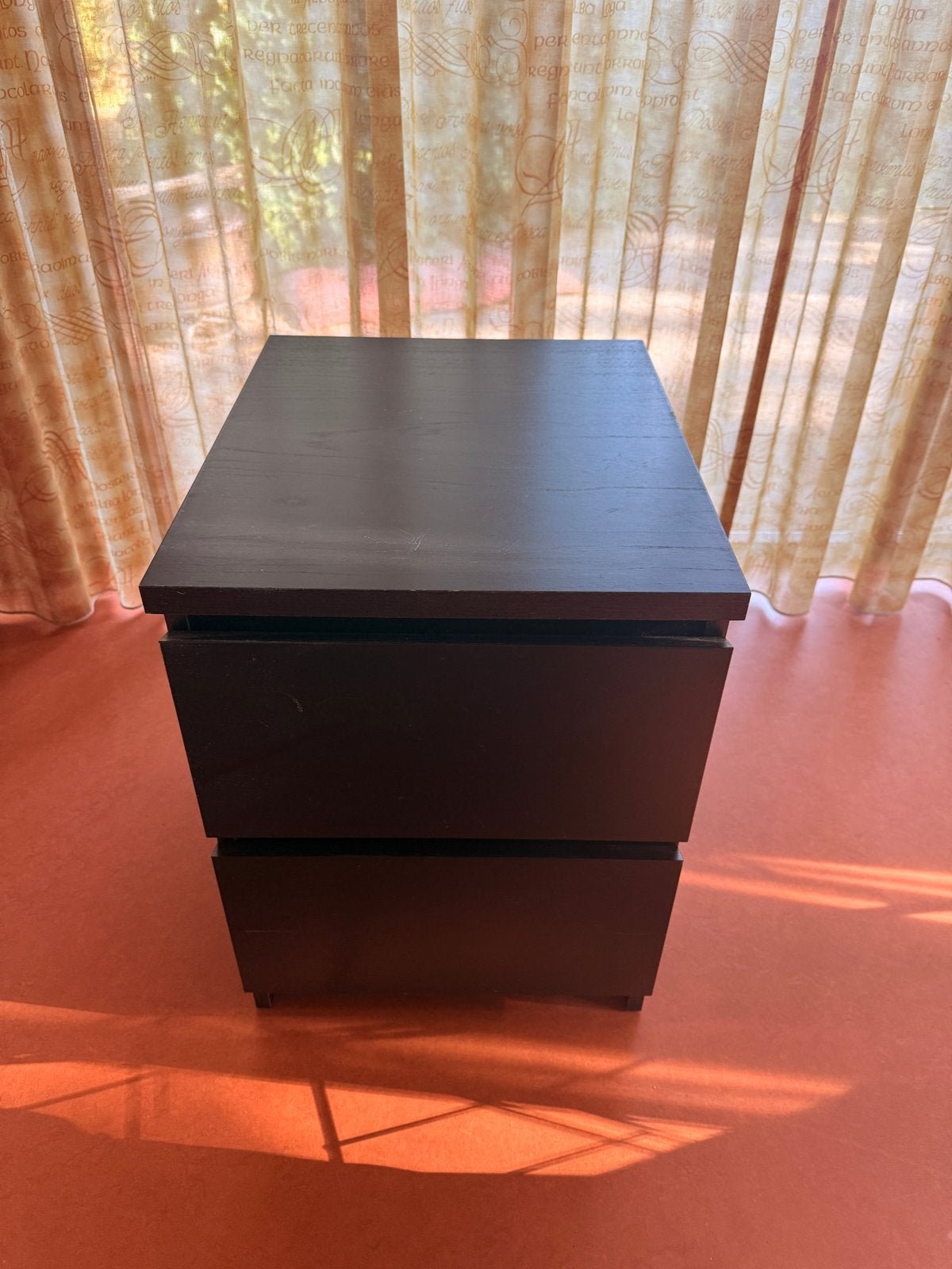 Ikea - malm Donkerbruin nachtkastje met twee lades, Ophalen, Gebruikt, 55 tot 70 cm, 45 tot 65 cm