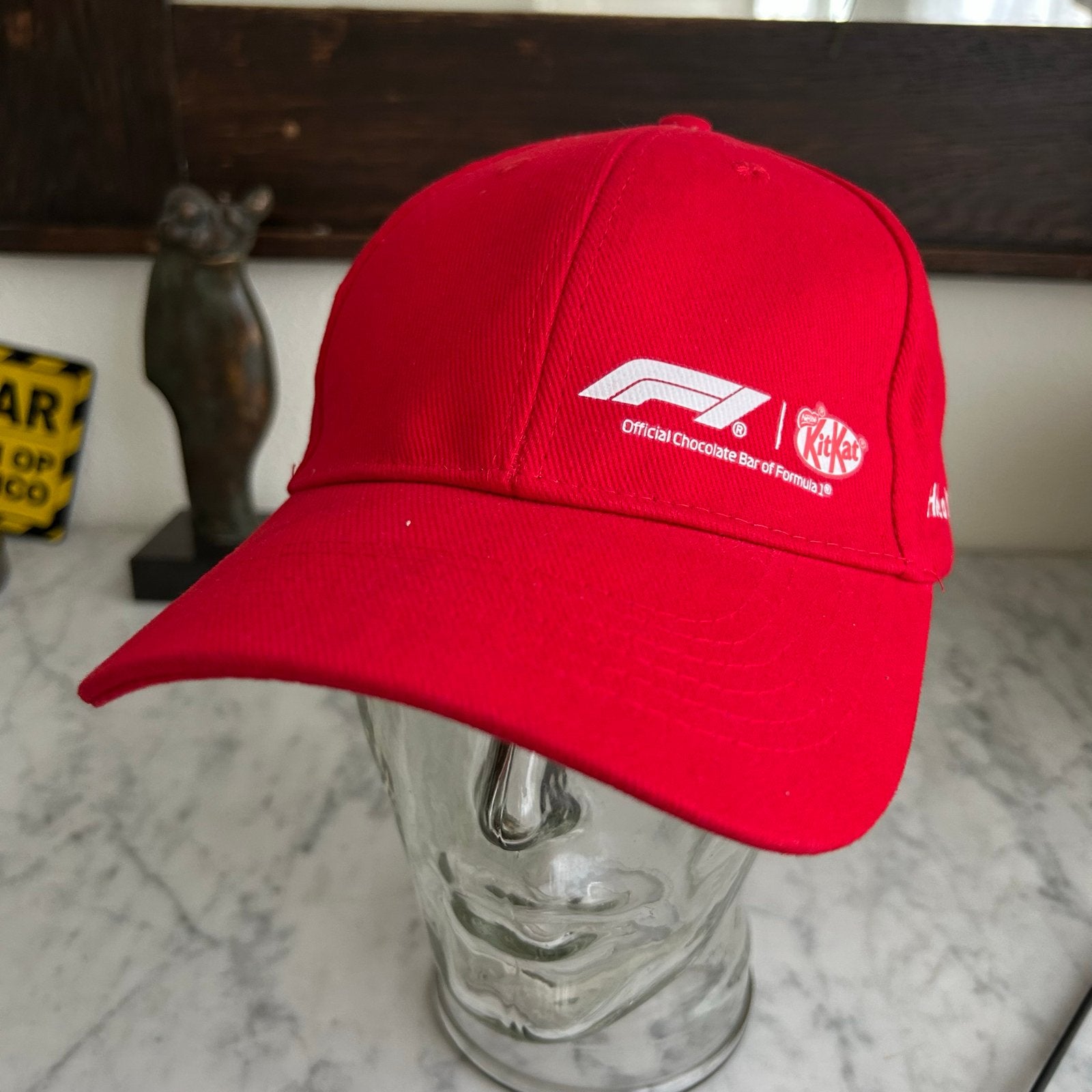 KitKat F1 Official Chocolate Bar of Formula 1 Pet Rood AKTIE, Ophalen of Verzenden, Nieuw, One size fits all, Pet