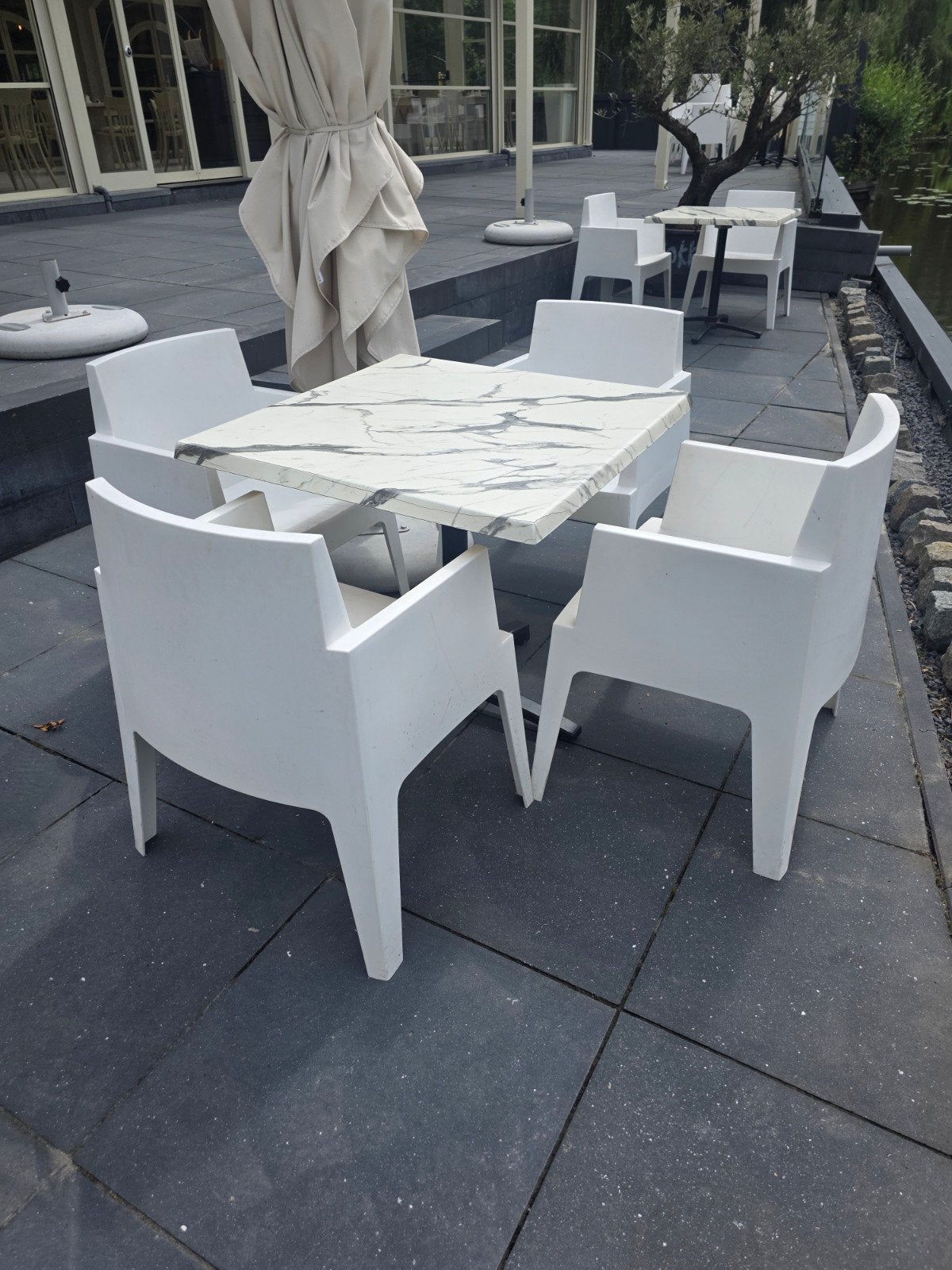 Moderne tuinset: tafels met 52 witte stoelen, Ophalen of Verzenden, Gebruikt, Rechthoekig, Kunststof