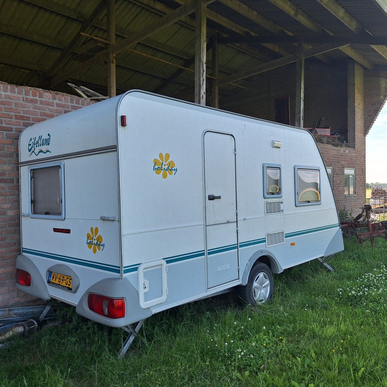Nette Eifelland Holiday caravan met fietsendrager, Caravans en Kamperen, Omvormbare zithoek, Treinzit, Luifel, 4 tot 5 meter