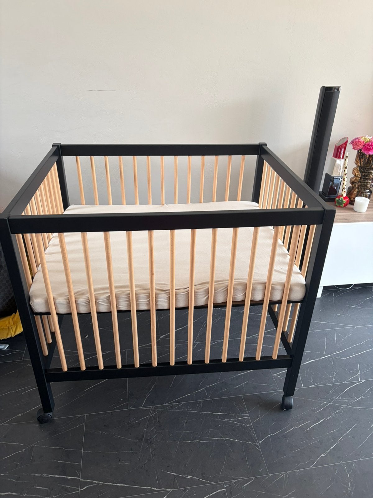 Mooie zwarte met houten box met boxmatras, Ophalen, Zo goed als nieuw, Boxkleed