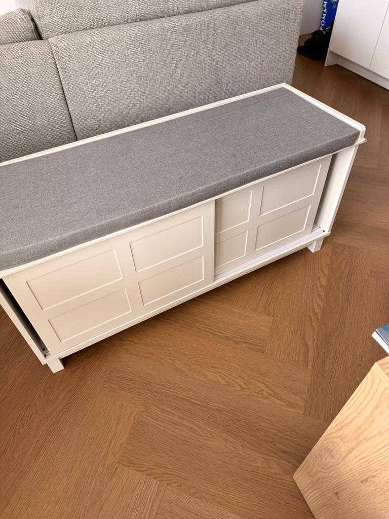Witte bank met opbergruimte en grijs kussen, zitbankje, Huis en Inrichting, Gebruikt, Wit, Ophalen of Verzenden, Eén