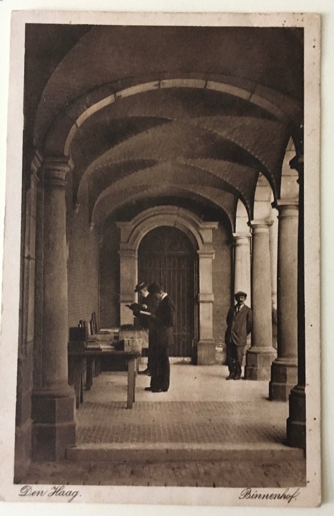 Prentbriefkaart: Den Haag, Het Binnenhof Lezende mannen, Ophalen of Verzenden, 1920 tot 1940, Gelopen, Overige thema's