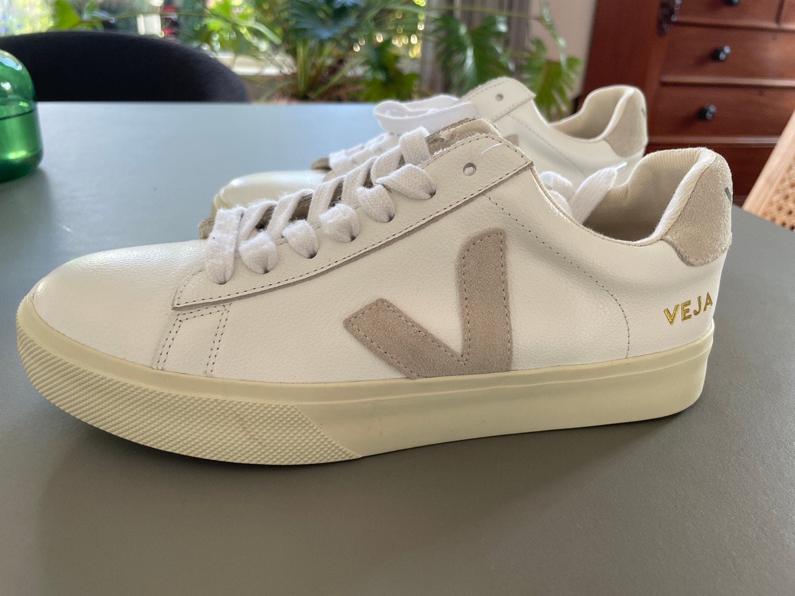 Veja V-10 Sneakers - Wit met beige details, €60,00, Kleding | Dames, Ophalen of Verzenden, Nieuw, Wit, Sneakers of Gympen