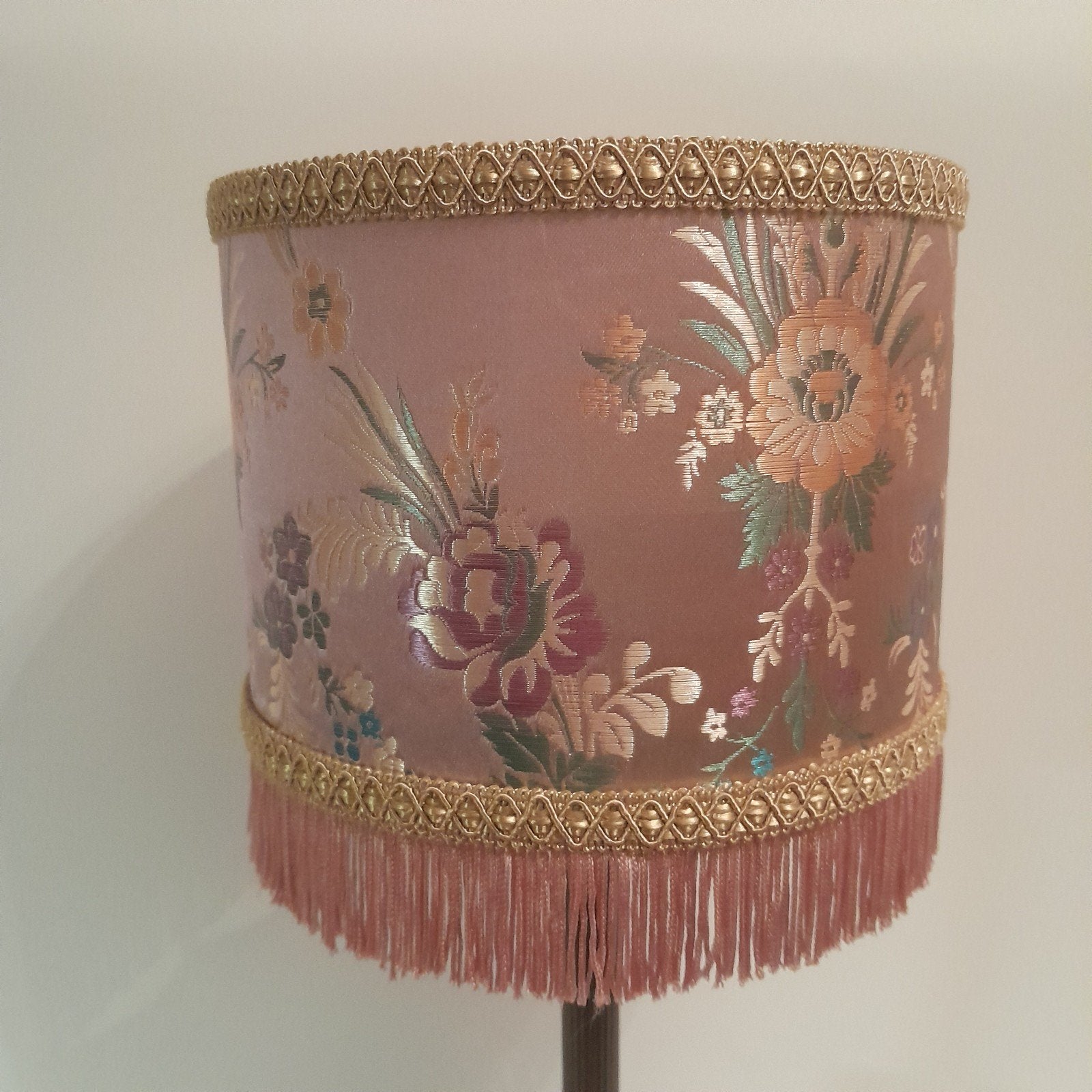 Handgemaakte lampenkap chinees satijn roze goud franje, Huis en Inrichting, Lampen | Lampenkappen, Ophalen of Verzenden, Goud