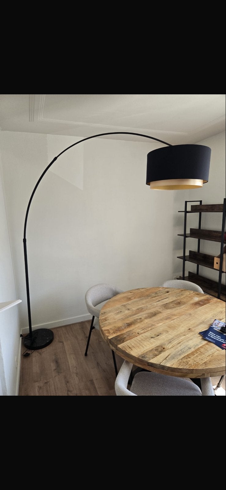 Moderne Booglamp met Zware Voet en Zwarte Kap, Ophalen, E27 (groot), Zo goed als nieuw, Metaal