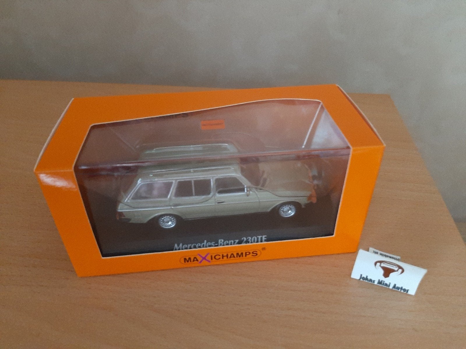 Mercedes Benz 230 TE (S123) lichtgroen met./Maxichamps 1:43, Hobby en Vrije tijd, Modelauto's | 1:43, Overige merken, Auto, Nieuw