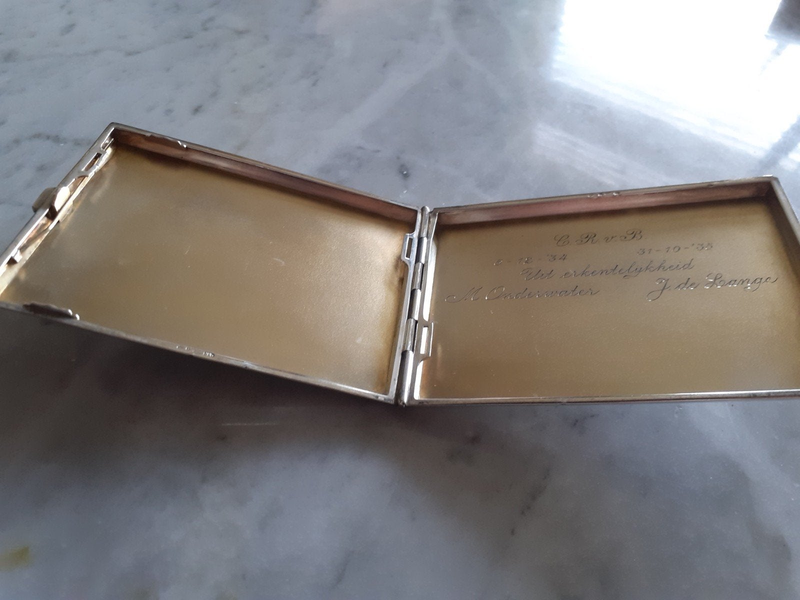 Vintage sigarettendoos uit 1935 met gravure, Ophalen of Verzenden
