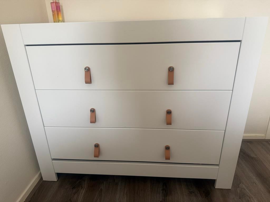 Witte Bopita commode met leren handgrepen, Ophalen, Kunststof, Gebruikt, 50 tot 100 cm