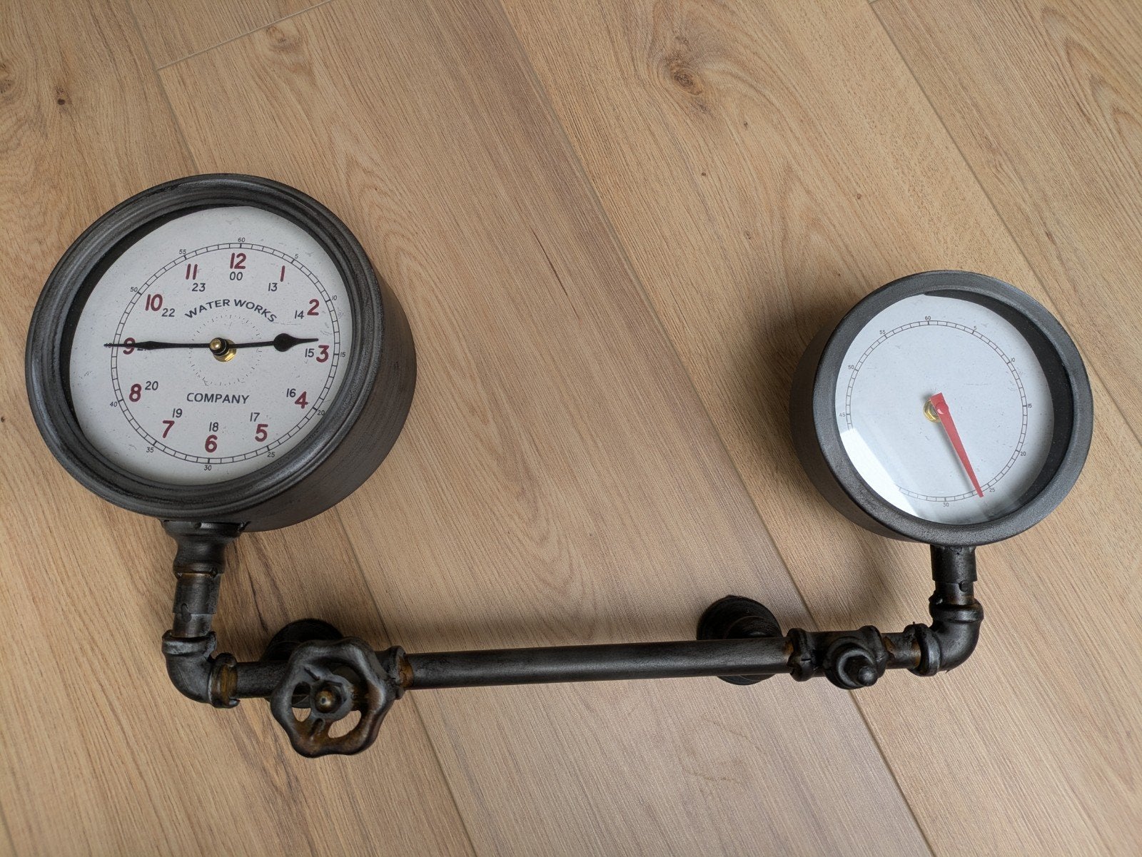 Industriële Wandklok met Manometer Design, Antiek en Kunst, Ophalen