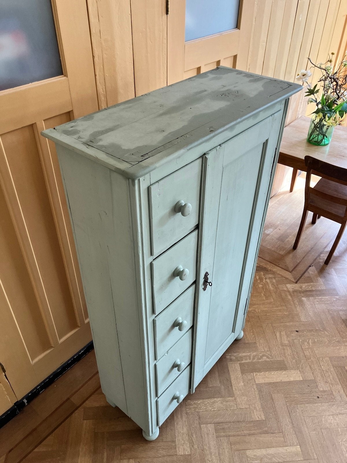 Oude houten kast met lades en deur, Ophalen