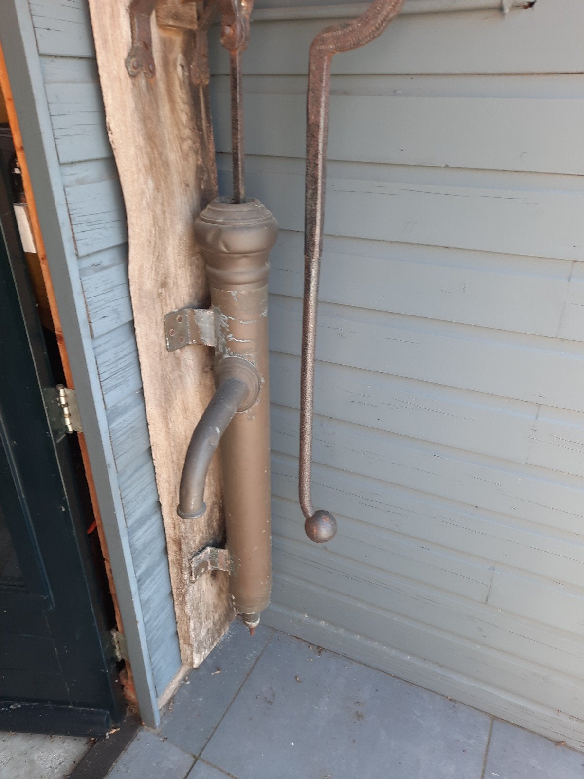 Antieke waterpomp en decoratieve weegschaal, Antiek en Kunst, Ophalen of Verzenden