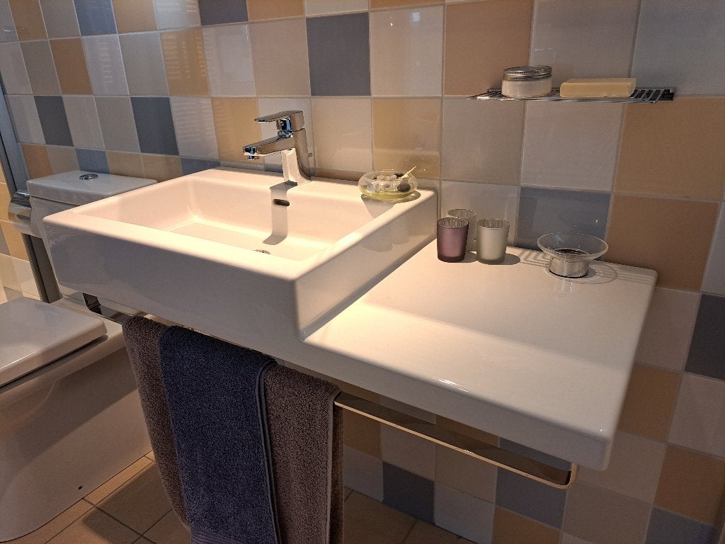 Laufen Living City wastafel met handdoekbeugel en mengkraan, Ophalen, Nieuw, 50 tot 100 cm, Minder dan 100 cm