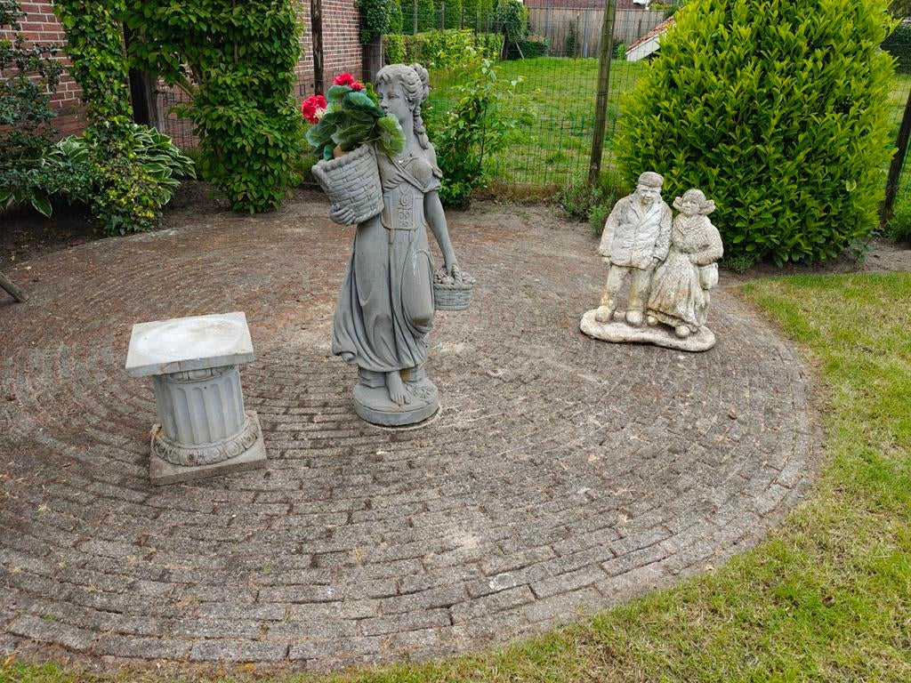 Decoratieve Tuinbeelden: Vrouw met Bloemen & Ouder Paar, Tuin en Terras, Ophalen, Gebruikt, Beton, Mensenbeeld
