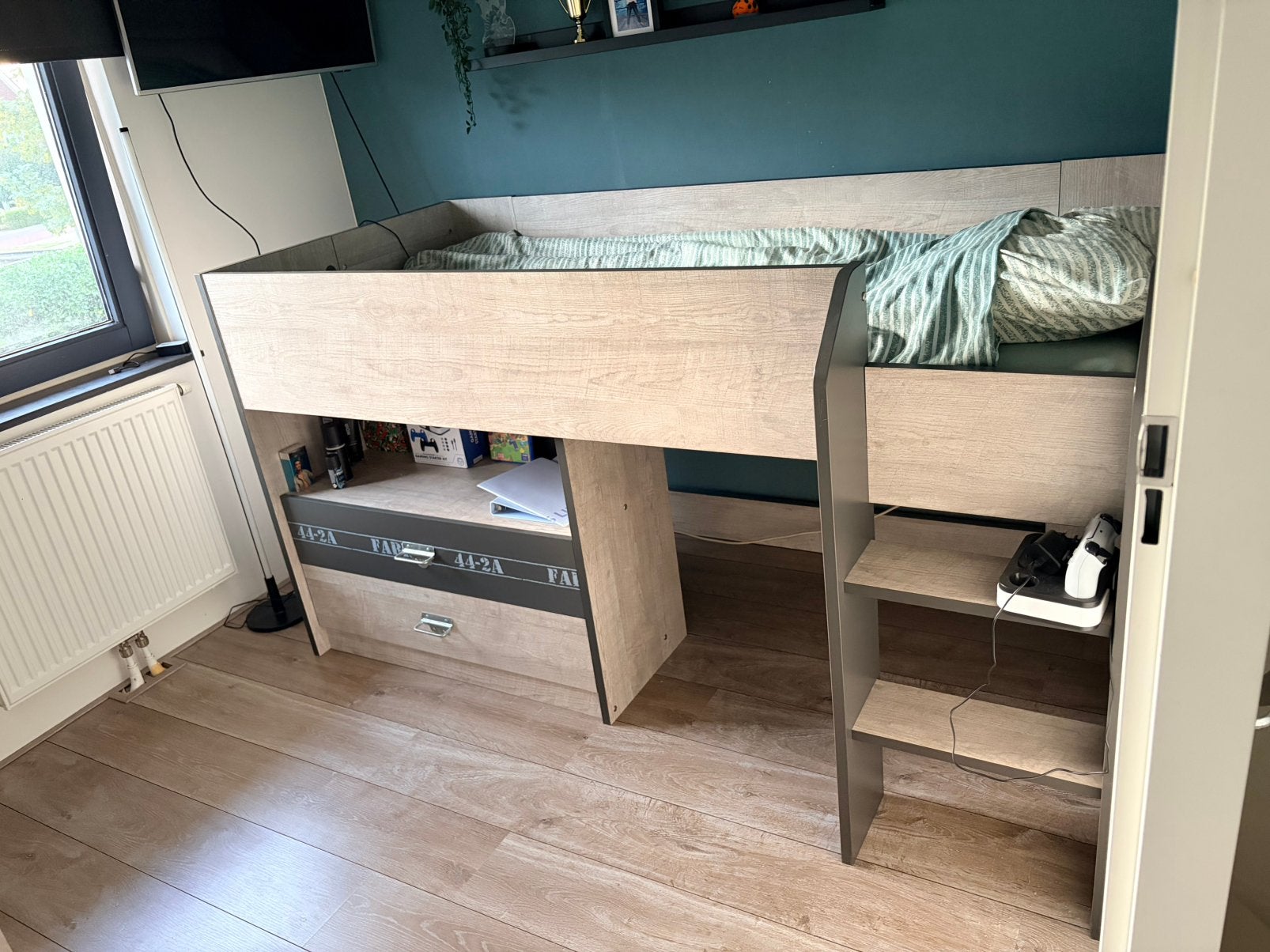 Stoere Leen Bakker Halfhoogslaper Kick met kleding kast, Ophalen, 85 tot 100 cm, Zo goed als nieuw, Hoogslaper of Stapelbed