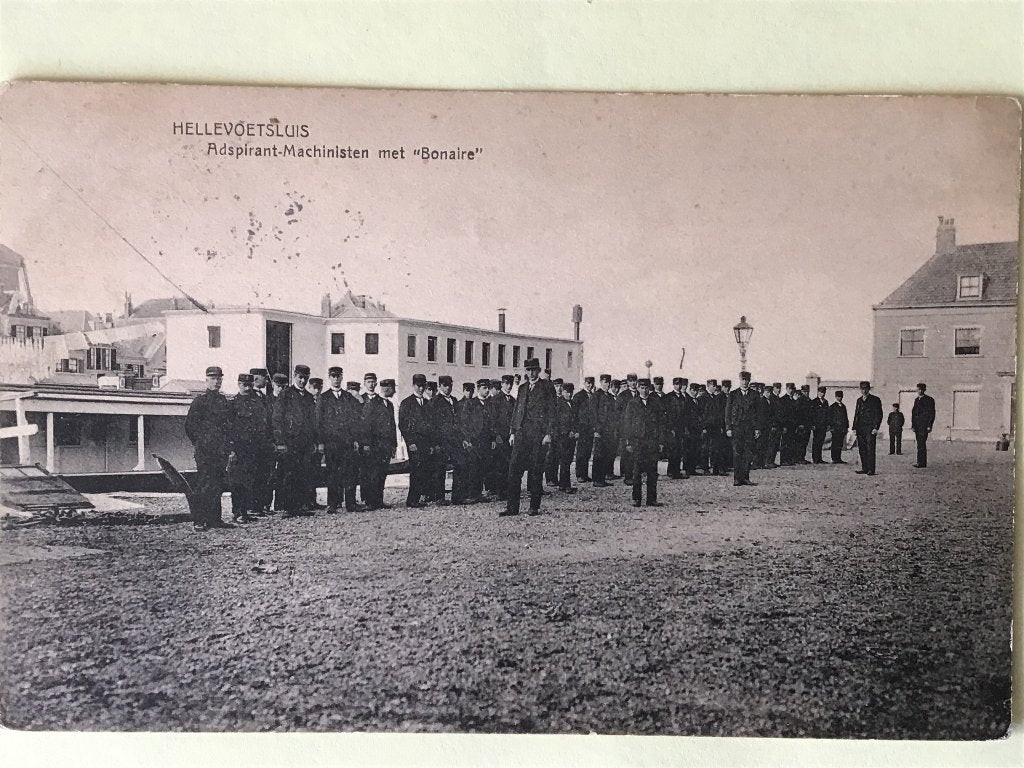 Ansicht Hellevoetsluis: Aspirant-Machinisten met "Bonaire", Verzamelen, Ophalen of Verzenden, Voor 1920, Gelopen, Zuid-Holland