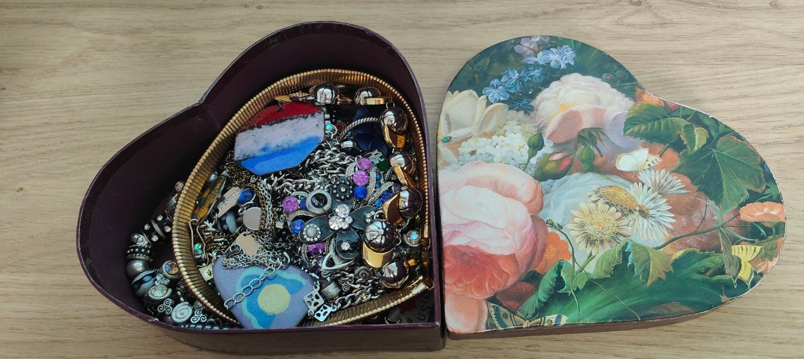 Grote doos vol diverse sieraden, Verzenden