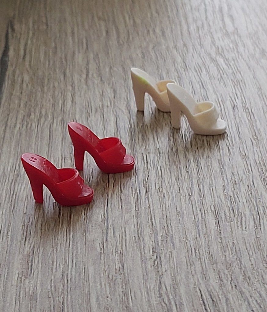 2 Paar Vintage Barbie Muiltjes Met Hak En Open Teen., Ophalen of Verzenden, Gebruikt, Kleertjes
