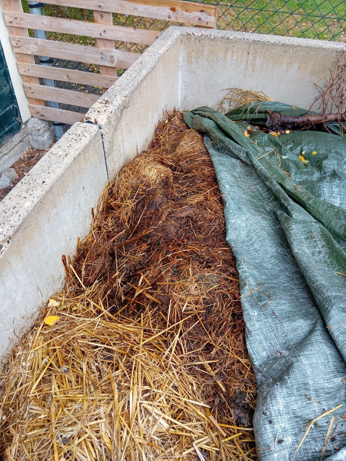 Gratis mest voor moestuin - zelf scheppen, Ophalen of Verzenden, Mest