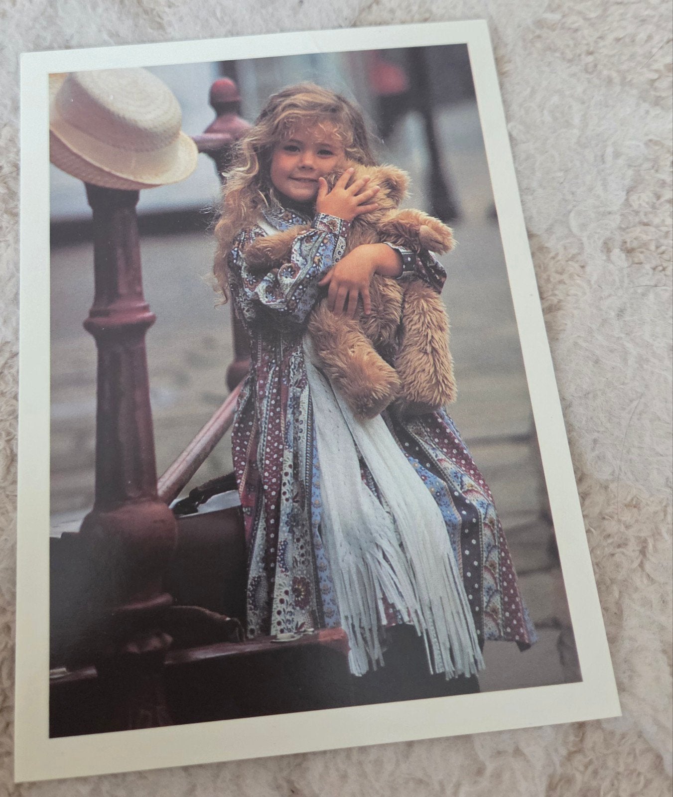 Ansichtkaart Meisje met Teddybeer - Athena, Ian Sanderson, Verzenden, 1980 tot heden, Ongelopen, Kinderen