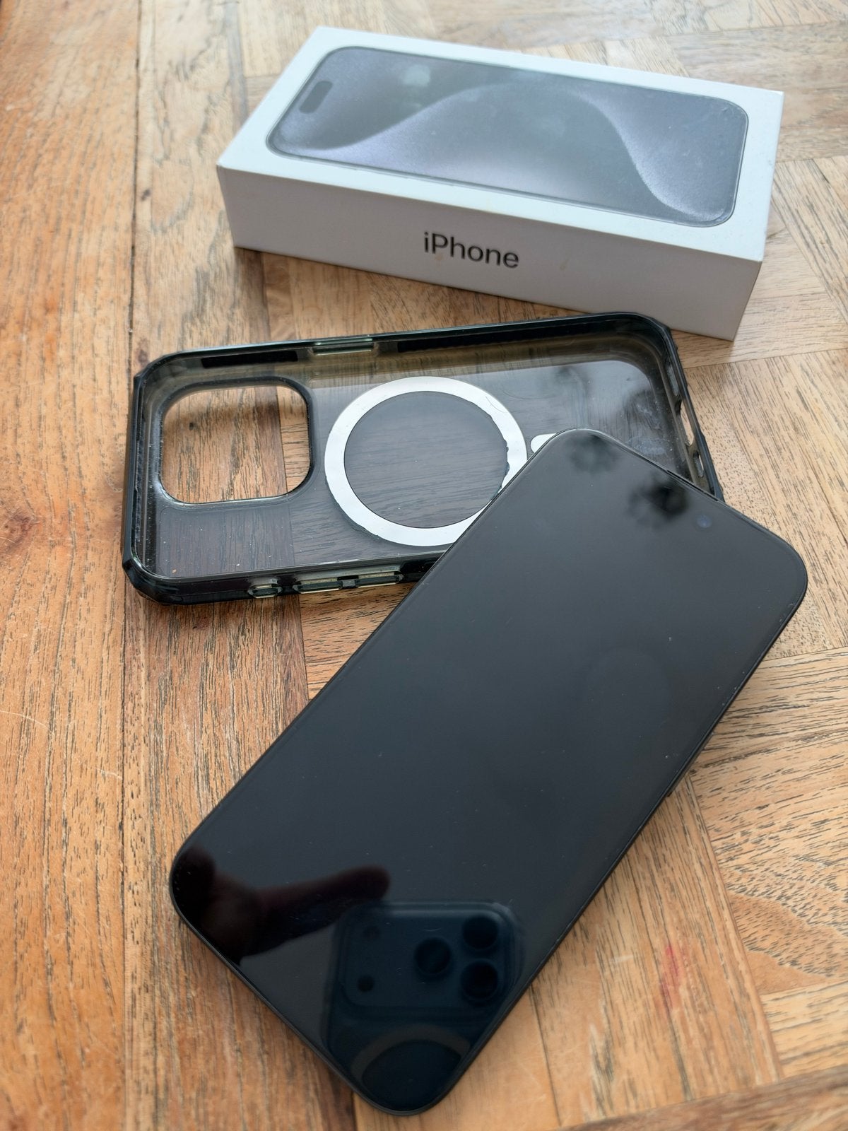 Zo goed als nieuwe iPhone 15 Pro 256GB zwart met hoesje