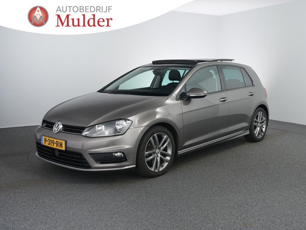 Volkswagen Golf 1.2 TSI Connected Series R-line | Pano | ACC, Auto's, Volkswagen, Voorwielaandrijving, Gebruikt, 4 cilinders, Bruin