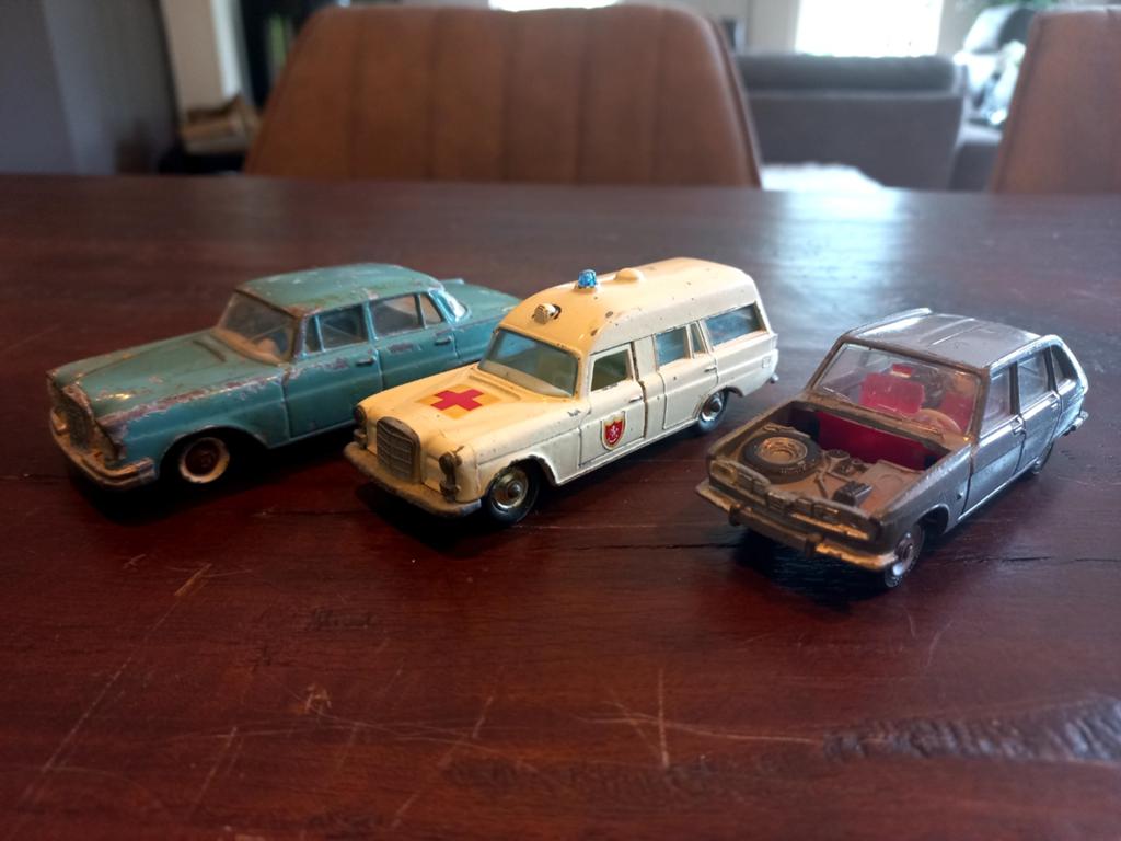 Oude set; Mercedes 220, Mercedes Ambulance, Renault 16., Ophalen of Verzenden, Gebruikt, Auto