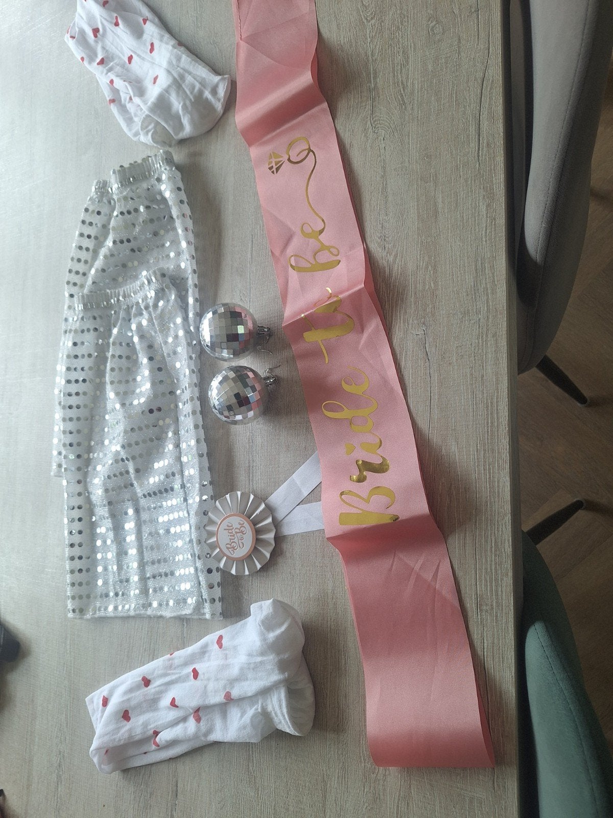 Bride to Be set: sjerp, badge, rokjes, sokken, discoballen, Ophalen of Verzenden, Zo goed als nieuw, Feestartikel, Geboorte of Huwelijk