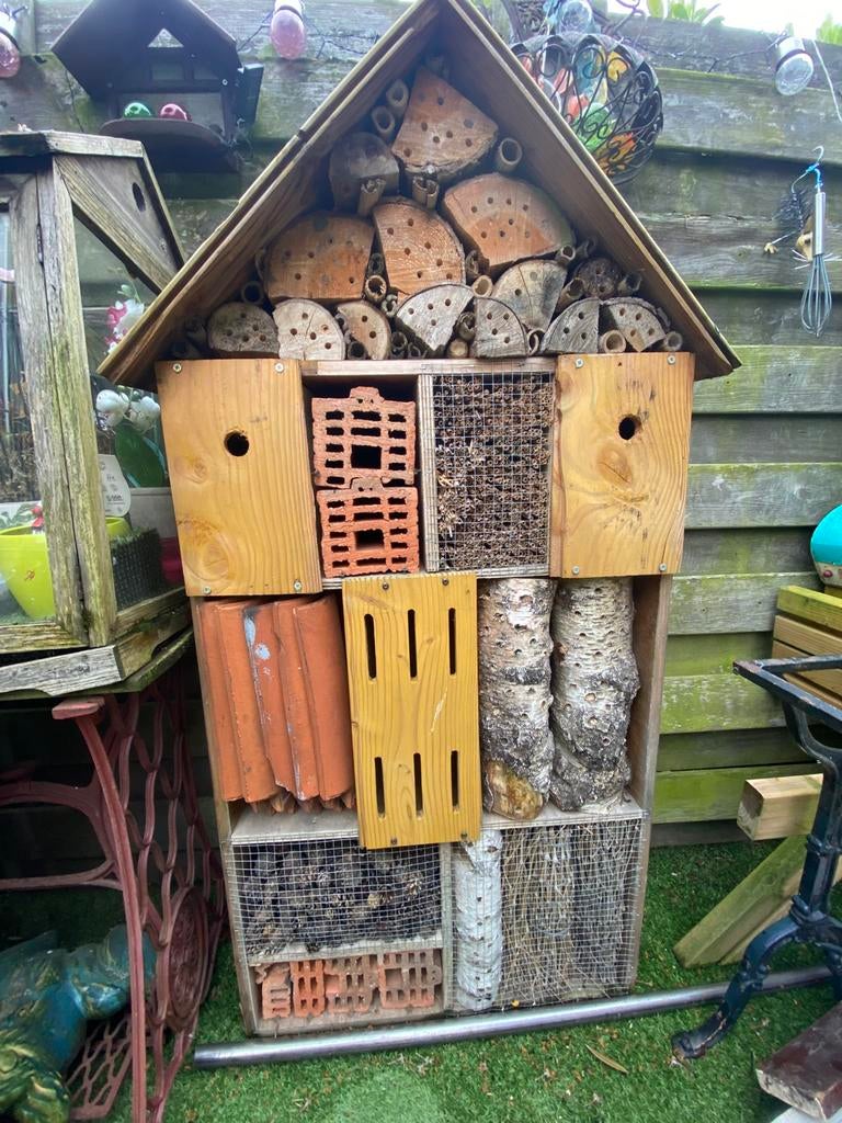 Mooi groot insecten hotel 145x70 (50€), Ophalen, Zo goed als nieuw