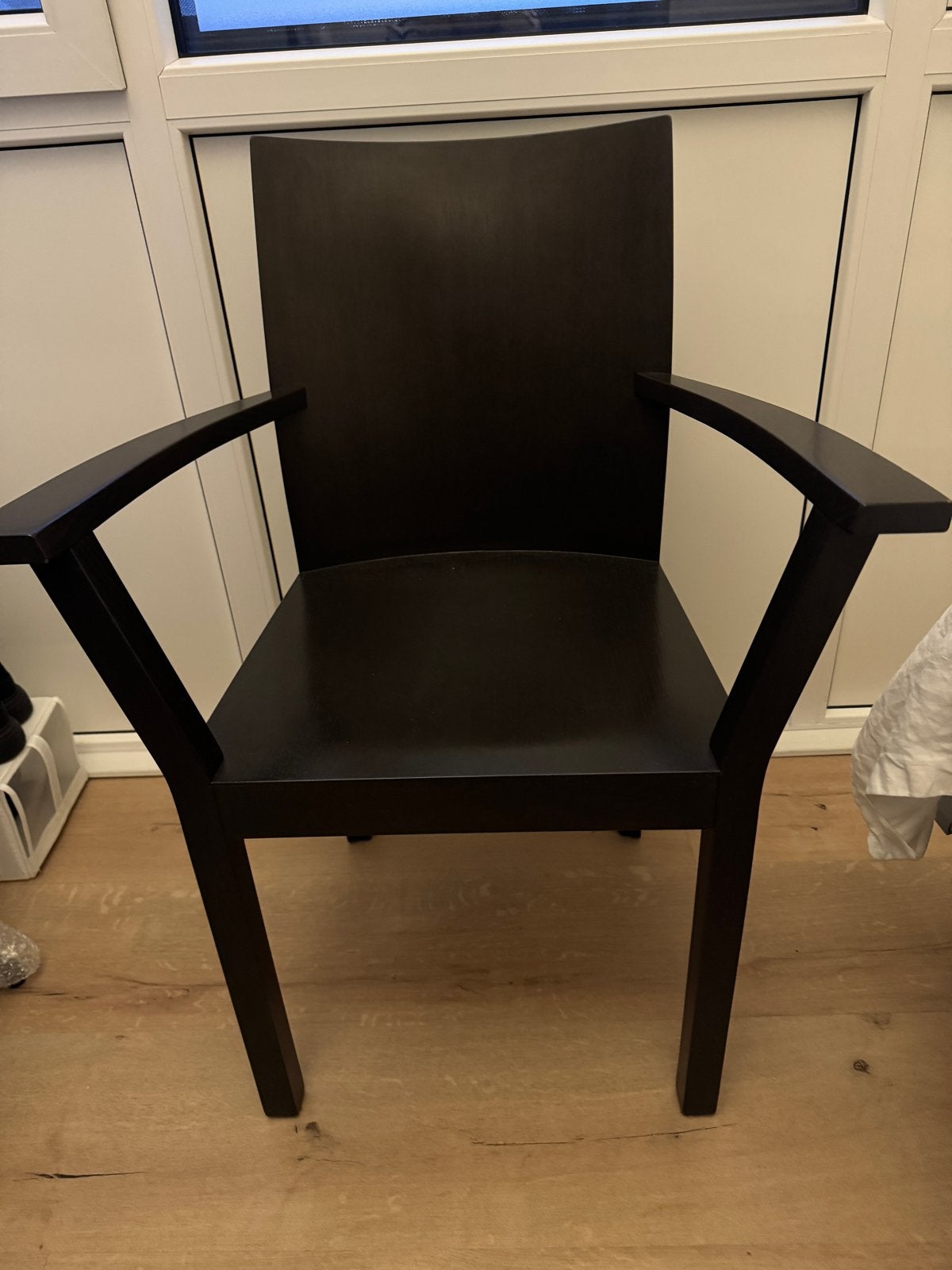Donkere houten stoel met armleuningen van Bulthaup, Huis en Inrichting, Stoelen, Zo goed als nieuw, Eén, Hout, Zwart, Ophalen