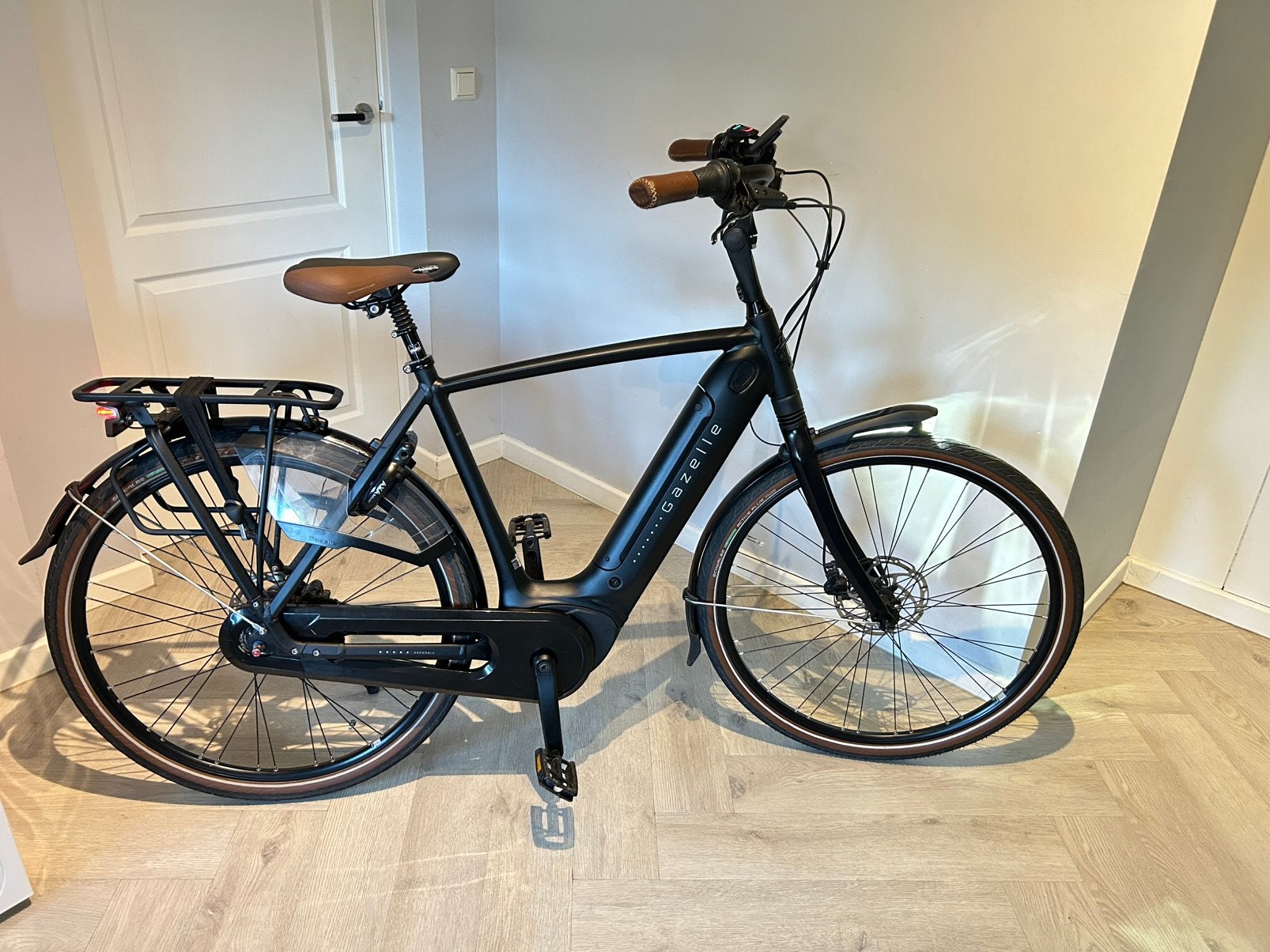 NIEUWSTAAT Gazelle Grenoble C8 57cm 2023 3300km Herenfiets, Gazelle, Gazelle, Ophalen of Verzenden, Zo goed als nieuw