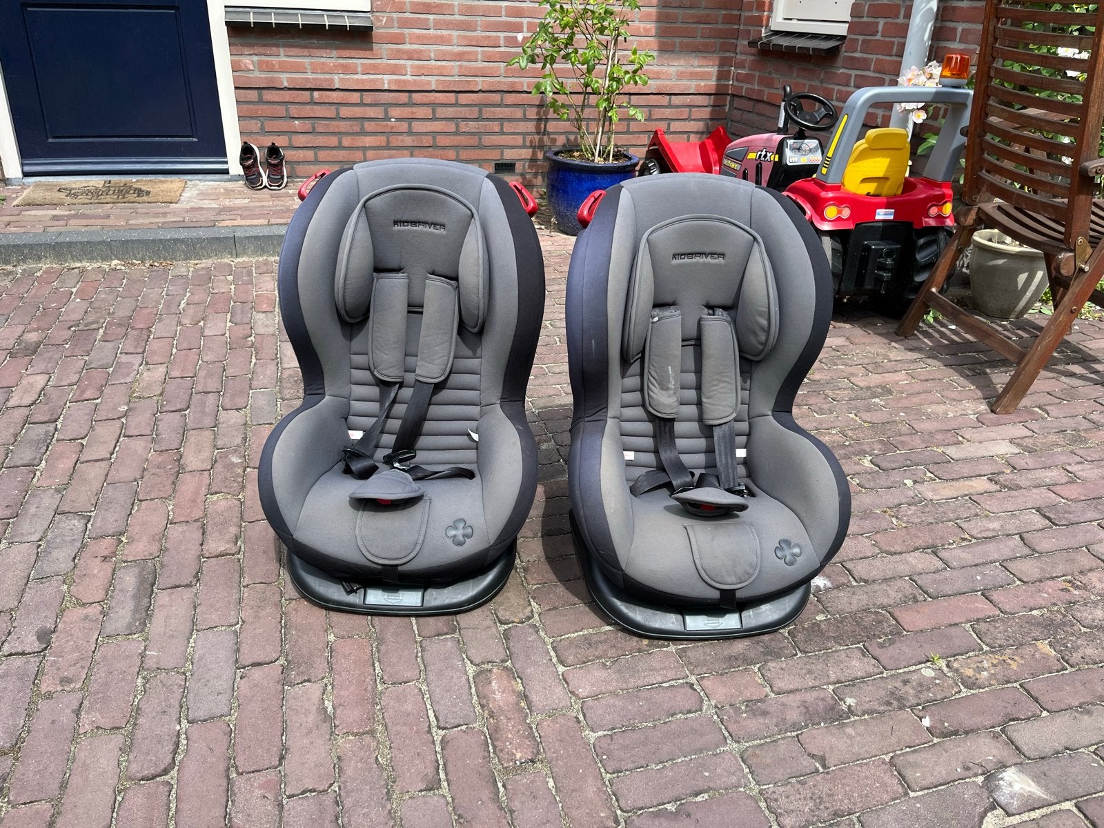 KIDSRIVER Autostoel - Grijs (2 stuks beschikbaar), Kinderen en Baby's, Autostoeltjes, Autogordel of Isofix, Gebruikt, Zijbescherming