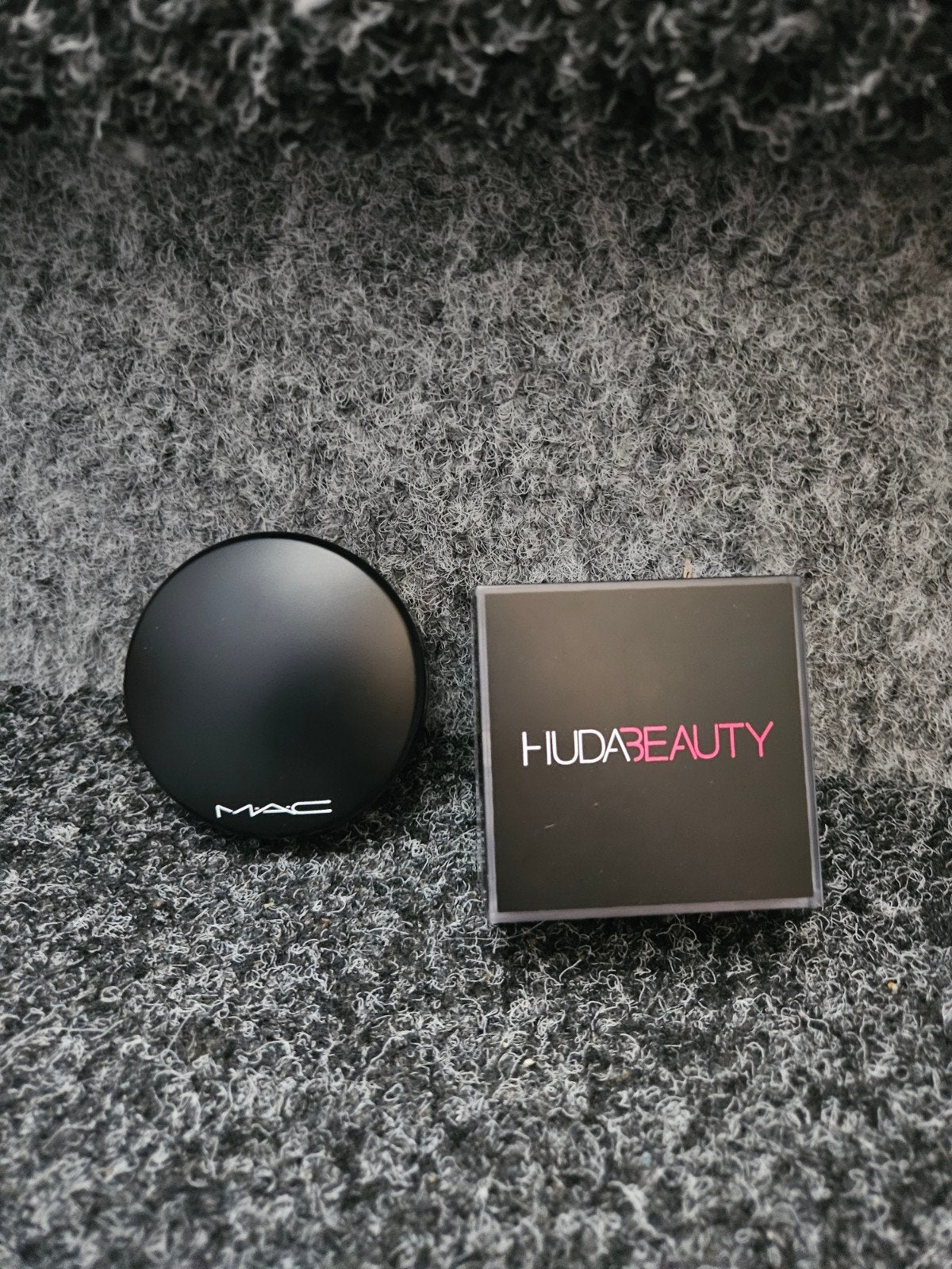 Mac en huda beauty poeder, Sieraden, Tassen en Uiterlijk, Uiterlijk | Cosmetica en Make-up, Ophalen of Verzenden, Zo goed als nieuw