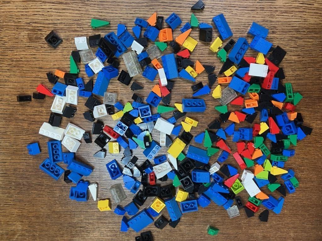 Lot LEGO ruim 200 dakpannen / slopes in diverse kleuren, Ophalen of Verzenden, Gebruikt, Losse stenen, Lego