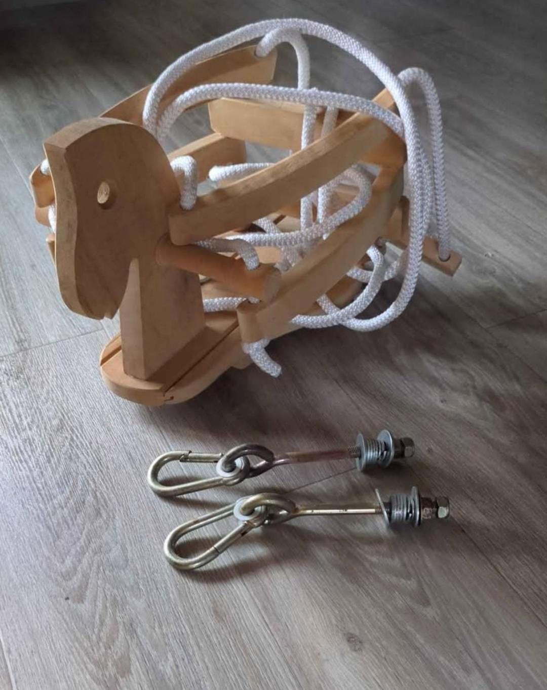 Houten schommel inclusief haken, Ophalen, Zo goed als nieuw, Bruin, 80 tot 90 cm