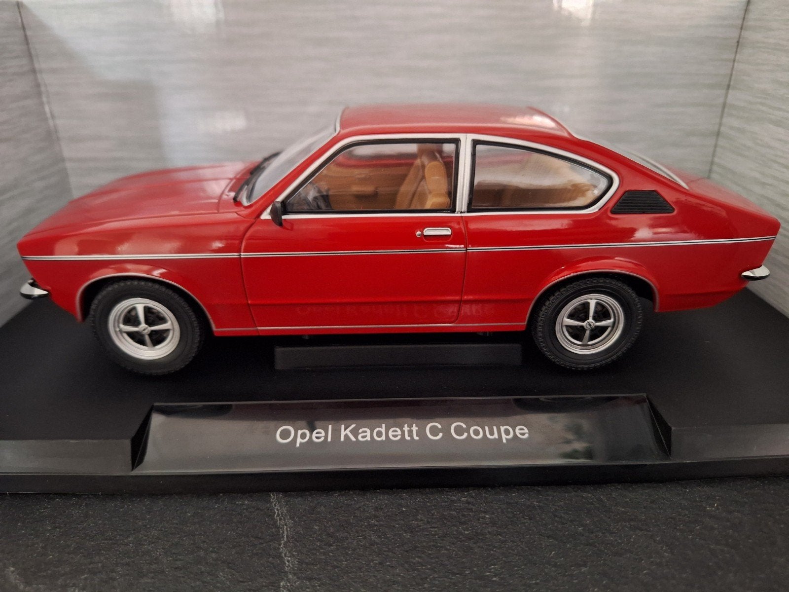 Opel Kadett C Coupe 1975 Schaal 1:18, Overige merken, MCG, Nieuw, Ophalen of Verzenden