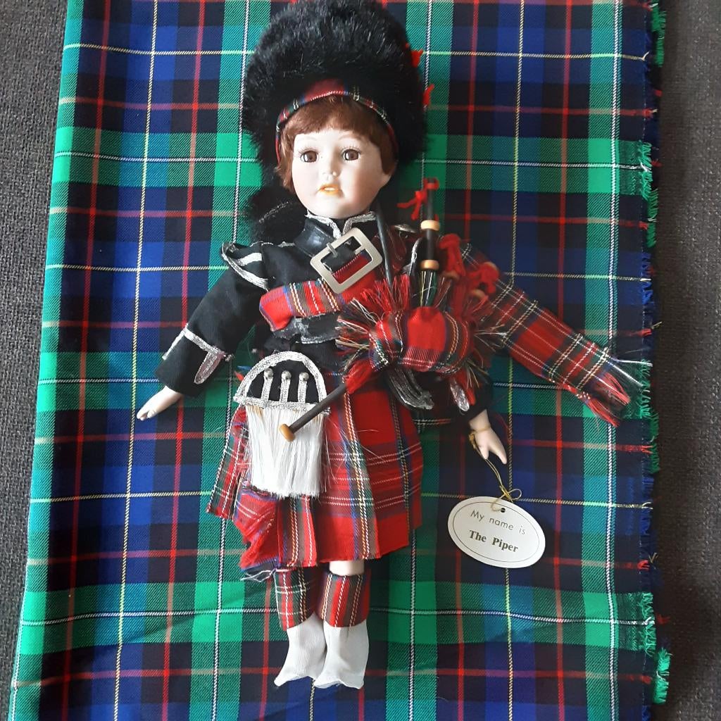Leonardo Collection Scottish Bagpiper  porseleinen pop, Verzamelen, Poppen, Ophalen, Zo goed als nieuw, Pop