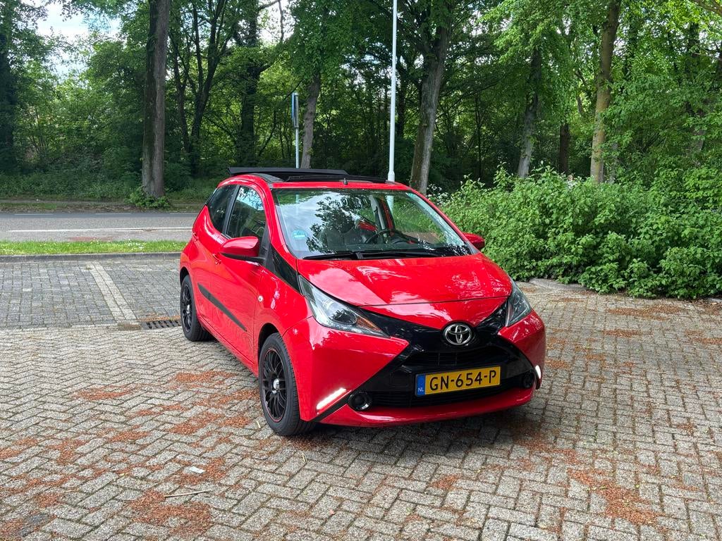 Toyota Aygo X- Wave – NAP, nieuwe APK, onderhoud & open dak, Auto's, Toyota, Voorwielaandrijving, 4 stoelen, Origineel Nederlands