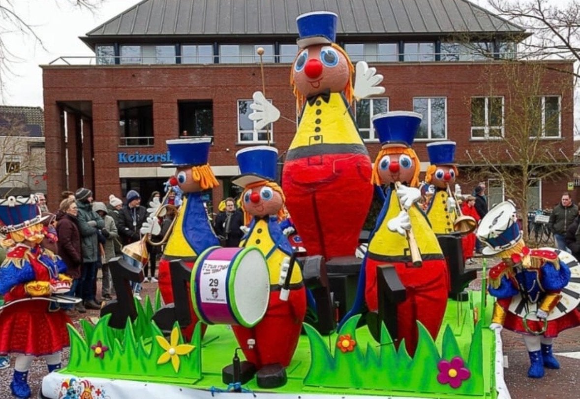 Thema Fanfare praalwagen en 6 pakken ., Ophalen of Verzenden, Gebruikt, Kostuum, Carnaval